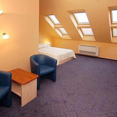 Tuenderpart Vendeghaz Hotel Eger Room photo