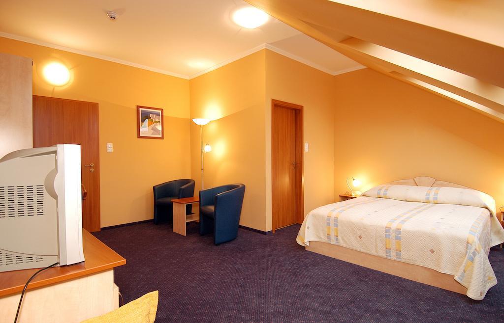 Tuenderpart Vendeghaz Hotel Eger Room photo